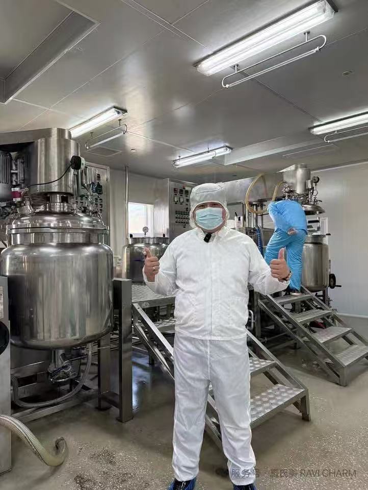 梁駿曦 梁駿曦 Leung Chon Hei 於澳門廠房監督生產 overseeing production at Macau facility